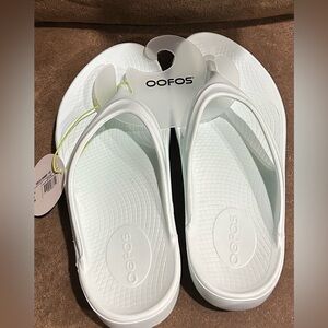 NWT- OOLALA OOFOS Classic Ice Blue Flip Flops/Sandals Size 8